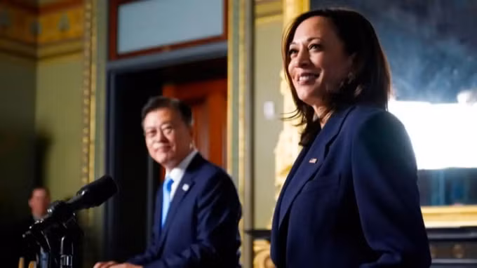 Phó Tổng thống Hoa Kỳ Kamala Harris gặp Tổng thống Hàn Quốc Moon Jae-in trong khu phức hợp Nhà Trắng vào ngày 21 tháng 5. © Nikkei