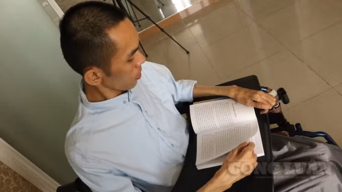 Quyển sách mang tên “Tôi chọn sống” của anh Tín đã xuất bản gần 3.000 bản