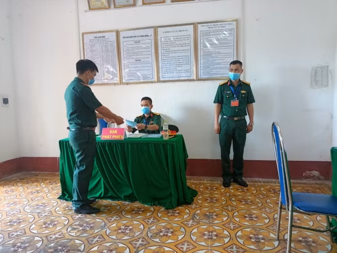 Khu vực phát phiếu cho cử tri. Tất cả đều tuân thủ nghiêm quy định phòng chống dịch.