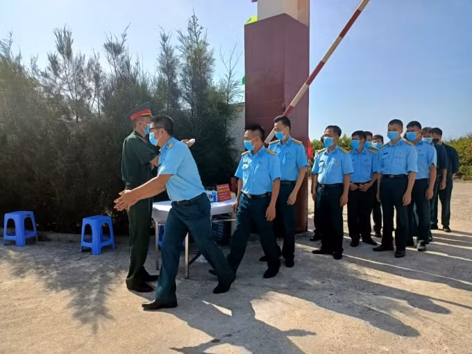 Cán bộ, chiến sĩ tham gia bỏ phiếu được kiểm tra thân nhiệt.