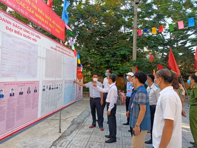 Các cử tri có mặt tại điểm bỏ phiếu sớm để xem xét kĩ lưỡng về các ứng viên.