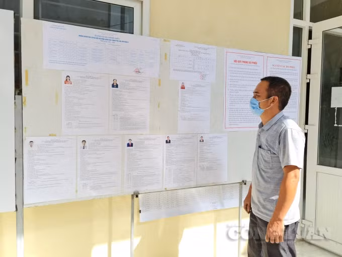 Cử tri tìm hiểu về các ứng cử viên tại điểm bầu cử tại khu phố Tài Lộc, phường Trường Sơn, TP Sầm Sơn