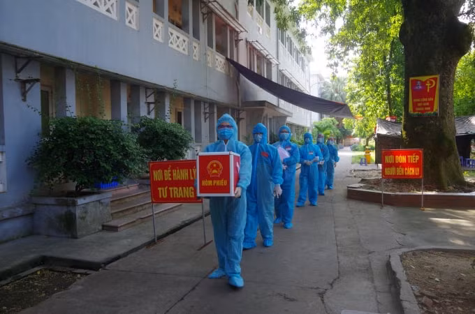 Các cử tri này bao gồm lực lượng cán bộ Công an, Quân sự tỉnh Bắc Ninh, một số y, bác sĩ, lực lượng làm nhiệm vụ, trường hợp cách ly tập trung, cử tri điều trị…