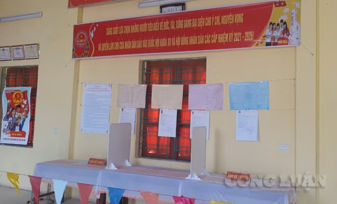 Các bàn ghi phiếu được lắp vách ngăn để đảm bảo phòng, chống dịch bệnh hiệu quả.