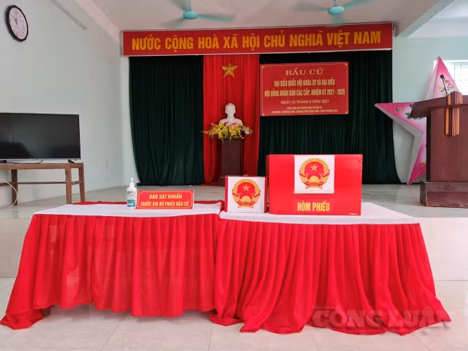 Các hòm phiếu được trưng bày ngay trung tâm điểm bỏ phiếu