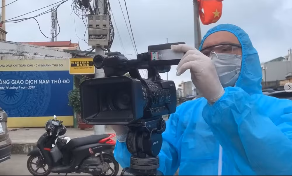 Trên địa bàn thủ đô Hà Nội, anh chị phóng viên Đài phát thanh truyền hình Hà Nội luôn sẵn sàng lên đường tác nghiệp, kịp thời mang thông tin hình ảnh cập nhật về dịch bệnh đến với công chúng. Ảnh: NVCC