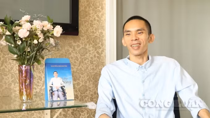 Biến cố chấn thương tủy sống do tai nạn giao thông đã khiến&nbsp;anh Nguyễn Chánh Tín phải gắn liền với chiếc xe lăn