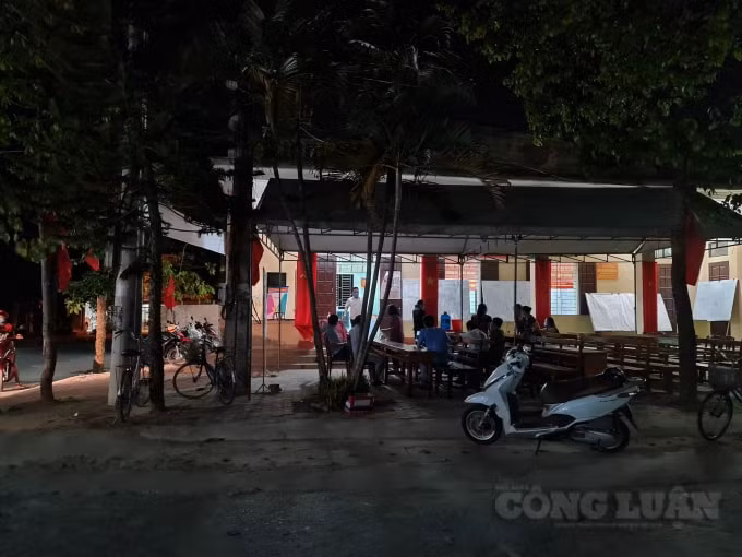 Các thành viên trong tổ bầu cử tập trung hội ý, nhắc nhở lại những nội dung quan trọng