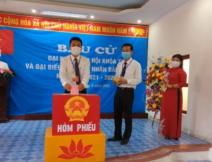 Cử tri thực hiện bỏ phiếu.