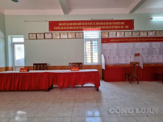 Các vị trí trong tổ bầu cử được phân chia rõ ràng, đảm bảo dãn cách và thực hiện yêu cầu 5K