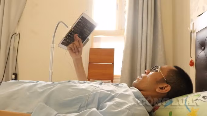 Chấp nhận việc mình là người khuyết tật, anh Tín bắt đầu học cách kinh doanh online