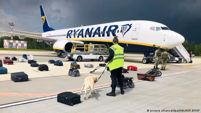 Chiếc máy bay của Ryanair bị buộc chuyển hướng và hạ cánh xuống Minsk. Ảnh: DPA