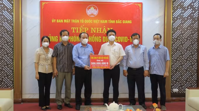 Lãnh đạo tỉnh Bắc Giang gồm các ông: Phan Thế Tuấn - Tỉnh ủy viên, Phó Chủ tịch UBND tỉnh; Trần Công Thắng - Ủy viên Ban Thường vụ Tỉnh ủy, Chủ tịch Ủy ban MTTQ tỉnh; Trần Ngọc Minh, Phó Bí thư Đảng ủy Khối Doanh nghiệp tỉnh Bắc Giang tiếp nhận số tiền ủng hộ 500 triệu đồng của Tổng công ty Điện lực miền Bắc do Giám đốc Công ty Điện lực Bắc Giang nhận ủy quyền trao tặng chiều ngày 26/5/2021.