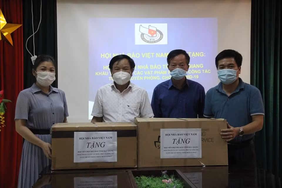 Hội Nhà báo Việt Nam trao tặng trang thiết bị phục vụ công tác phòng, chống dịch Covid-19 cho lãnh đạo Hội Nhà báo tỉnh Bắc Giang.