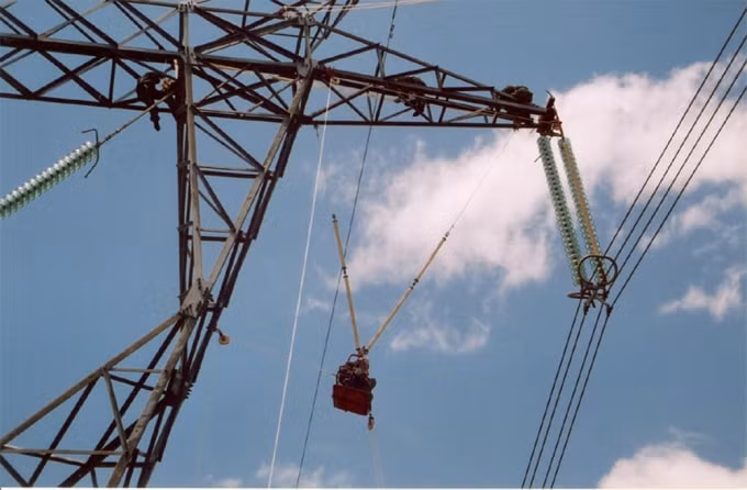 Vệ sinh sứ cách điện đường dây 500kV Bắc – Nam đang mang điện bằng nước áp lực cao.