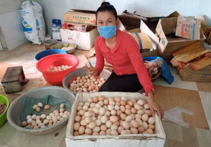 Dù con nhỏ, công việc bộn bề, song nhà báo Trần Thị Hương - Phó trưởng Văn phòng Báo Tài nguyên và Môi trường khu vực Tây Bắc vẫn dành nhiều thời gian để kêu gọi, thu nhận nhu yếu phẩm chuyển đến cho trẻ em vùng dịch huyện miền núi Nậm Pồ.