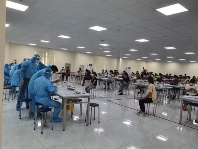 Các nhân viên y tế lấy mẫu xét nghiệm tại một khu công nghiệp phía Bắc tỉnh Bắc Giang.