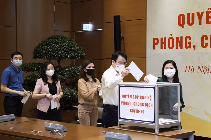 Cán bộ, công nhân, viên chức, người lao động thuộc Văn phòng Quốc hội tham dự lễ quyên góp ủng hộ.