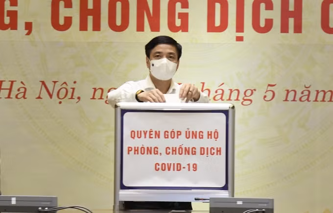 Tổng Thư ký Quốc hội Bùi Văn Cường quyên góp ủng hộ.