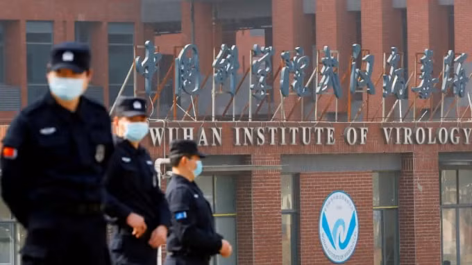 Nhân viên an ninh canh gác bên ngoài Viện Vi rút học Vũ Hán trong chuyến thăm của nhóm Tổ chức Y tế Thế giới được giao nhiệm vụ điều tra nguồn gốc của bệnh coronavirus vào ngày 3 tháng 2. © Reuters