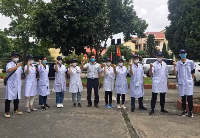 Sinh viên tình nguyện của Đại học Y Hà Nội hỗ trợ cho Bắc Ninh chống dịch COVID-19 (ảnh TL).