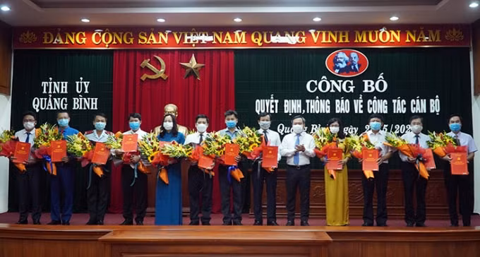 Bí thư Tỉnh ủy Quảng Bình Vũ Đại Thắng tặng hoa và trao quyết định cho 12 cán bộ được điều động, bổ nhiệm.