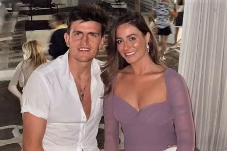 Harry Maguire có thể không được gặp bạn gái Hawkins trong suốt Euro 2020. Ảnh: Instagram NV