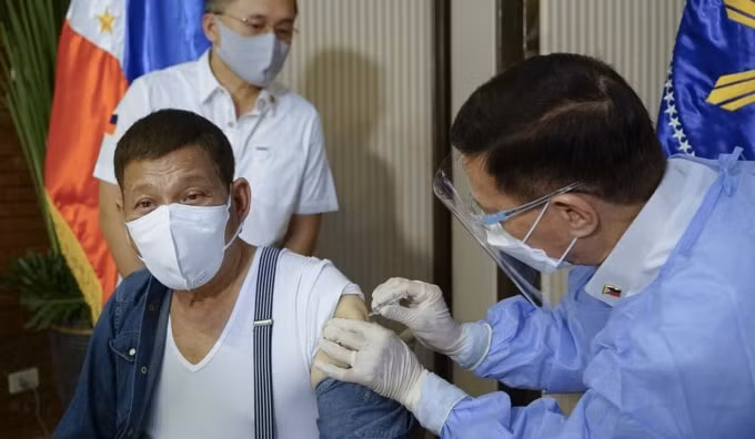 Tổng thống Philippines Rodriogo Duterte tiêm vắc xin Covid-19 của Sinopharm. Ảnh: SCMP