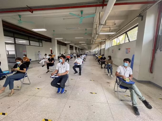 Triển khai tiêm vắc xin cho công nhân là chiến lược vừa phòng dịch vừa phát triển kinh tế (ảnh TL).