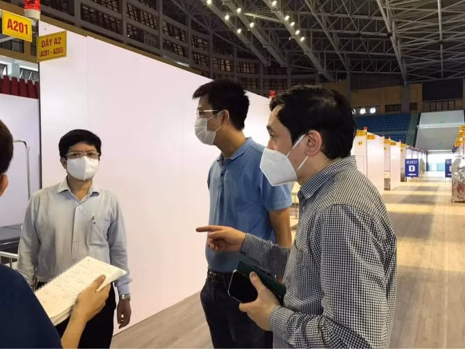 Công tác xây dựng bệnh viện dã chiến phục vụ điều trị bệnh nhân COVID-19 đang được thực hiện khẩn trương tại nhiều địa phương (ảnh TL).