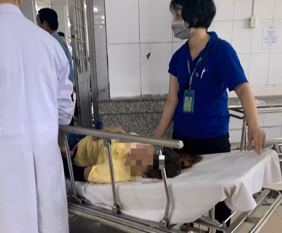 Khoảng 40 công nhân bị ngạt khí phải nhập viện cấp cứu. Ảnh: laodong.vn
