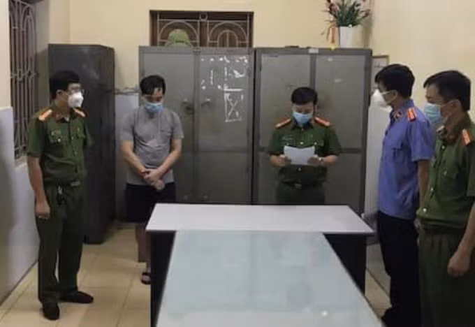 Bắt tạm giam Đào Duy Tùng để điều tra về tội làm lây lan dịch bệnh.