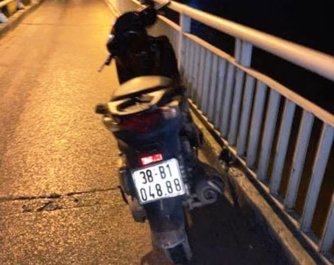 Chiếc xe máy SH mang BKS: 38B1-04.888 để trên làn đường dành cho xe thô sơ nhưng không có người.