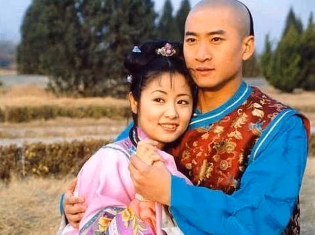 Nam diễn viên từng hai lần đóng trong Hoàn Châu cách cách và có mối tình sâu đậm trên phim với Hạ Tử Vy của Lâm Tâm Như ở phần 1.