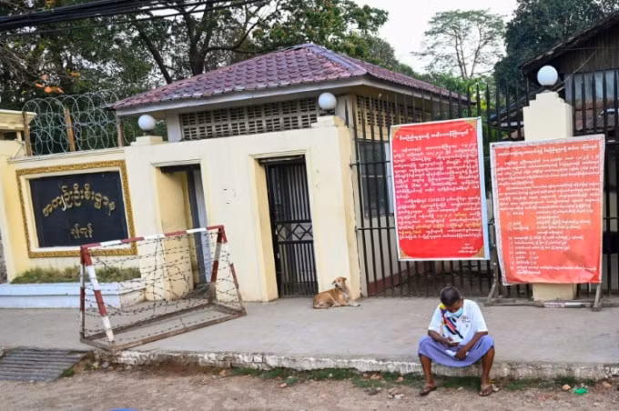 Bên ngoài nhà tù Insein ở Rangoon. Ảnh: BKP