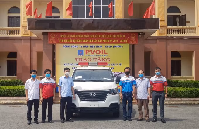 PVOIL tặng xe cứu thương phục vụ công tác phòng chống covid-19 cho huyện Kim Động