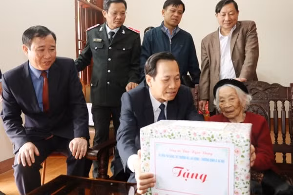 Bộ trưởng Bộ Lao động - Thương binh và Xã hội Đào Ngọc Dung tặng quà người có công tỉnh Ninh Bình