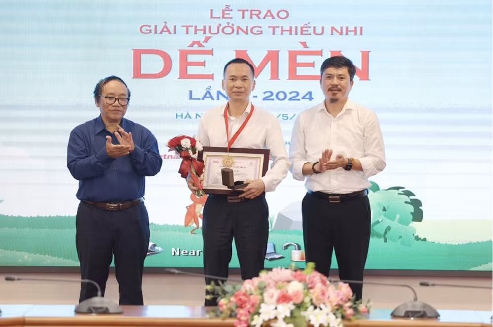 nha van ly lan duoc vinh danh la hiep si de men hinh 1