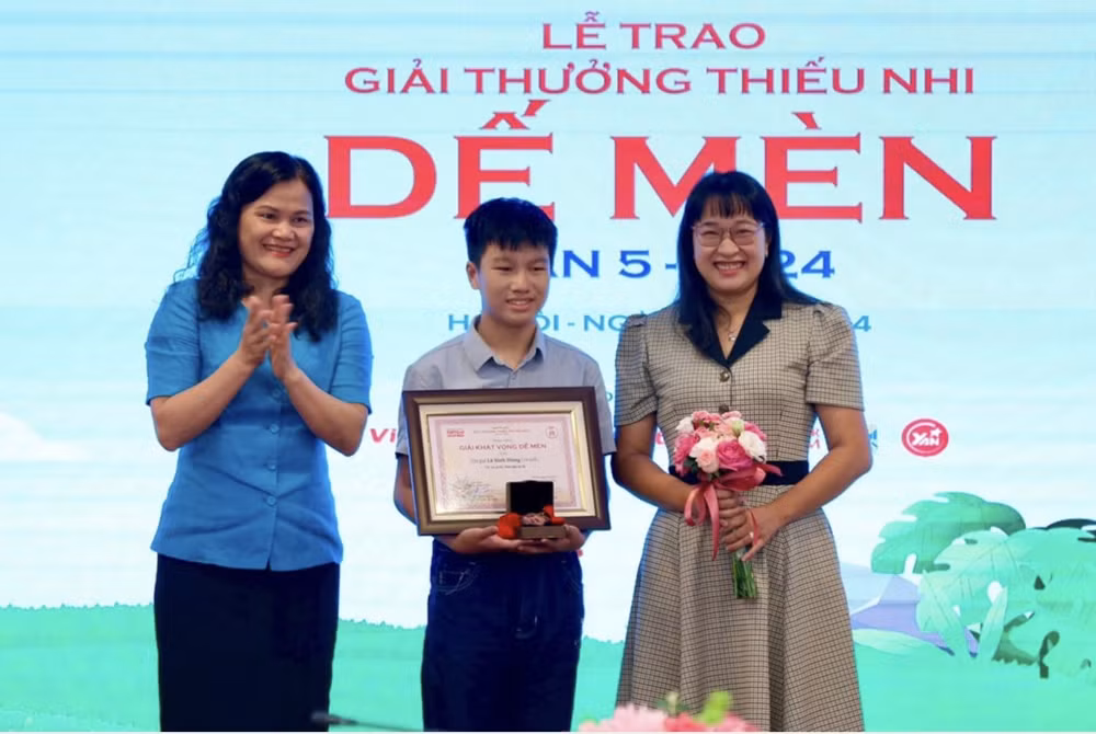 nha van ly lan duoc vinh danh la hiep si de men hinh 2