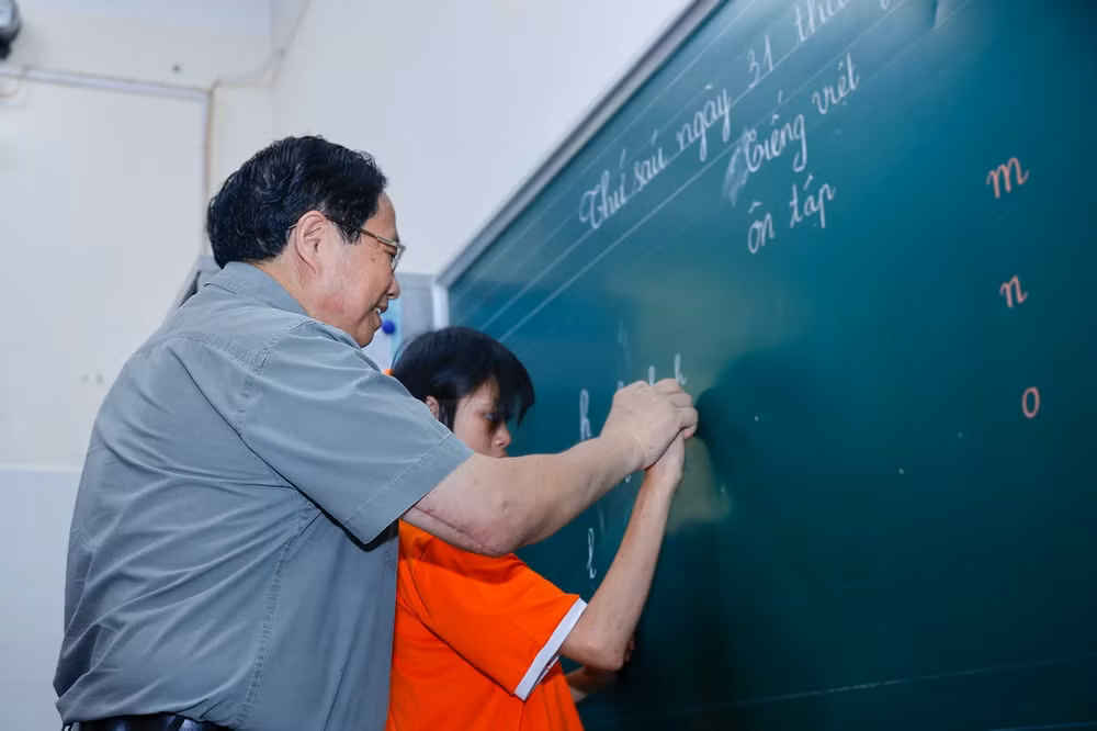thu tuong pham minh chinh dau tu cho tre em la dau tu cho tuong lai cua dat nuoc hinh 2