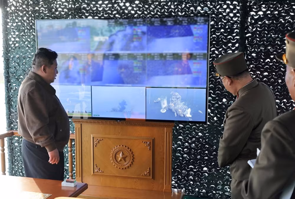loat anh ong kim jong un giam sat cuoc tap tran tan cong phu dau bang ten lua sieu lon hinh 8