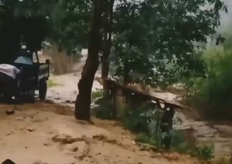 hai anh em ruot bi mua lu cuon troi khi loi qua suoi o lao cai hinh 1