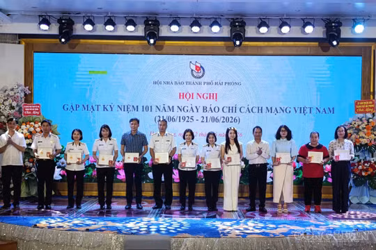 Hội Nhà báo Hải Phòng trao tặng Kỷ niệm chương “Vì sự nghiệp báo chí Việt Nam” cho 22 hội viên tiêu biểu.