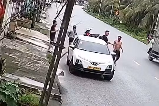 Hải Phòng: Công an triệu tập đối tượng chặn xe, dùng mũ bảo hiểm đánh tài xế nhập viện