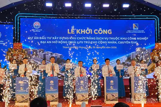 Các đại biểu thực hiện nghi thức khởi công.