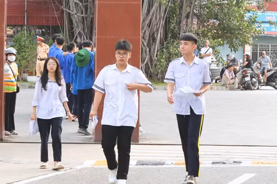 Thí sinh có mặt từ sáng sớm dự thi môn Ngữ Văn.