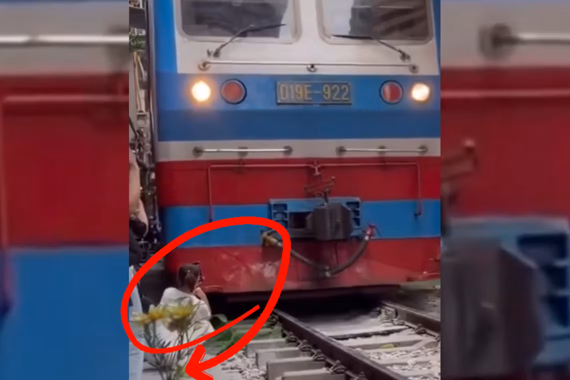 Xác minh video cô gái bị tàu hỏa hất văng điện thoại tại "phố cà phê đường tàu"