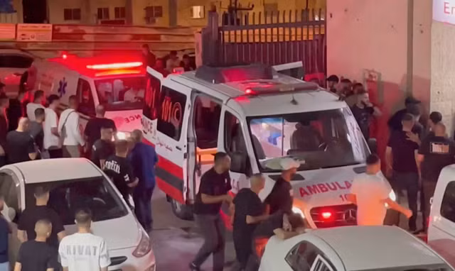 Xe cứu thương đỗ bên ngoài bệnh viện Tulkarm ở Bờ Tây do Israel chiếm đóng. Ảnh chụp màn hình