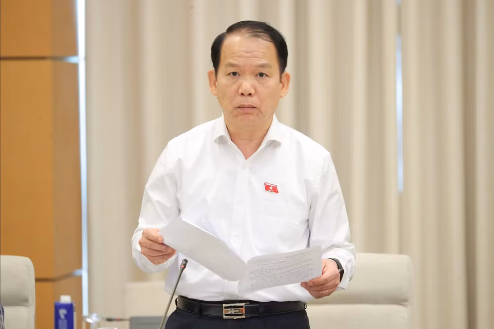 Chủ nhiệm Ủy ban Pháp luật và Tư pháp Hoàng Thanh Tùng trình bày báo cáo thẩm tra báo cáo tổng kết công tác nhiệm kỳ 2021-2026 của Chính phủ