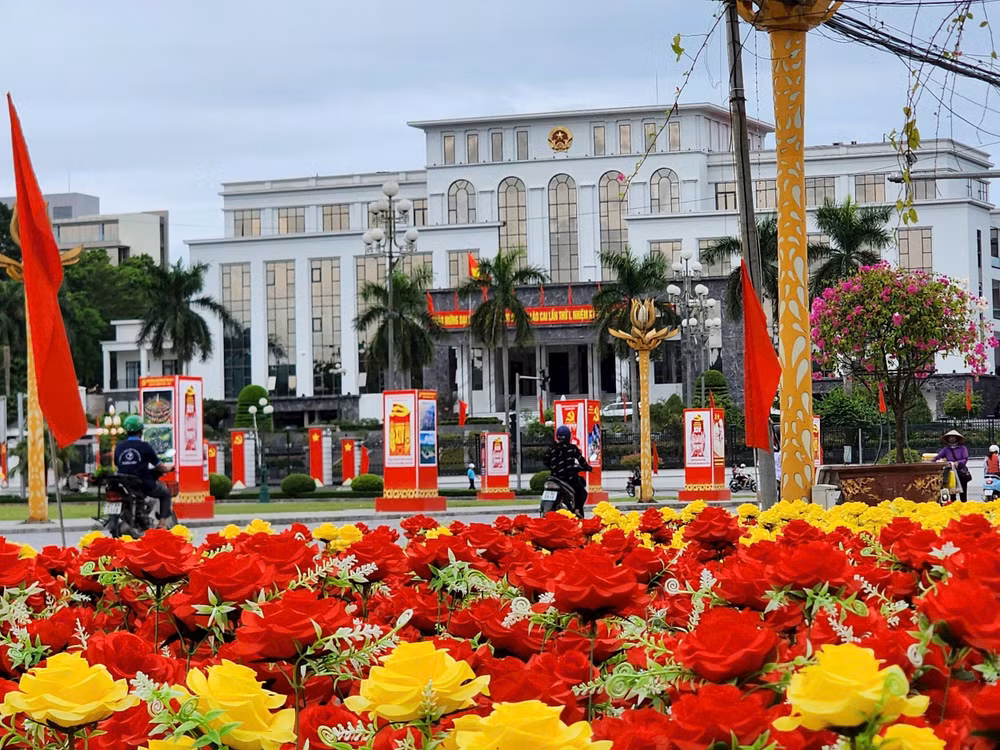 Đường phố được trang hoàng rực sắc cờ hoa để chào mừng Đại Hội (ảnh: Đức Toàn)